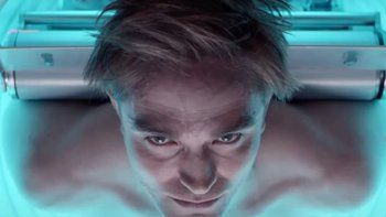 primer adelanto de la pelicula del director de parasite con robert pattinson