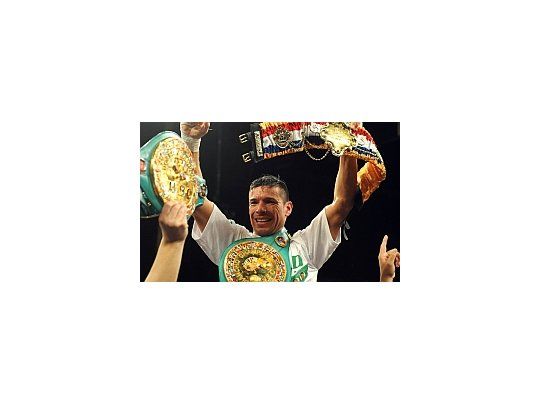 Sergio Maravilla Martínez festeja, feliz, su nueva corona.