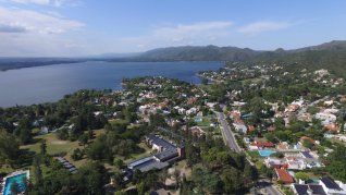 Villa Carlos Paz, siempre demandada por quienes estar cerca del agua, sierras y espectáculos, la ciudad también ofrece una variedad de actividades que incluye teatro y cine Villa Carlos Paz, siempre demandada por quienes estar cerca del agua, sierras y espectáculos, la ciudad también ofrece una variedad de actividades que incluye teatro y cine