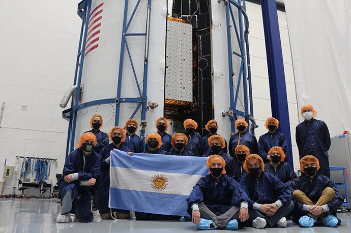 El satélite SAOCOM 1B y el equipo de ingenieros argentinos en Cabo Cañaveral.