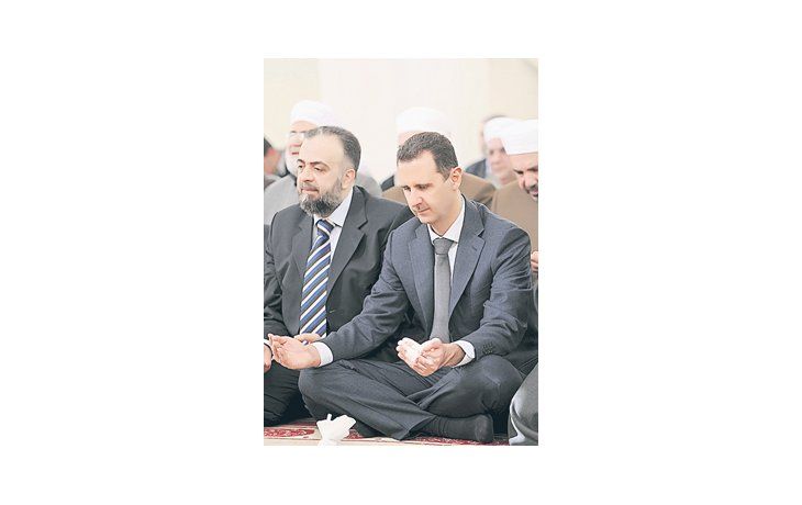 El dictador sirio, Bashar al Asad, se hizo tiempo para rezar en una mezquita de Damasco.