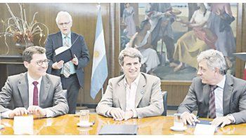 ámbito.com | ACUERDO. El enviado de Suiza, el viceministro Jörg Gasser, se reunió ayer con el ministro Alfonso Prat Gay en Buenos Aires y prometió apoyo total de ese país al régimen de sinceramiento criollo