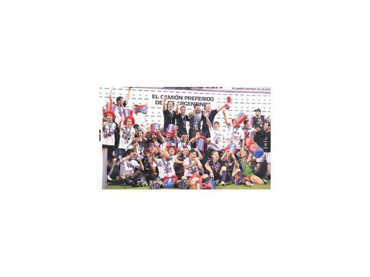 El festejo loco de jugadores, cuerpo técnico y dirigentes de San Lorenzo en cancha de Vélez. Recibieron el trofeo  Miguel Benigno Sánchez y cantaron y bailaron. La fiesta siguió en Boedo con toda su gente.