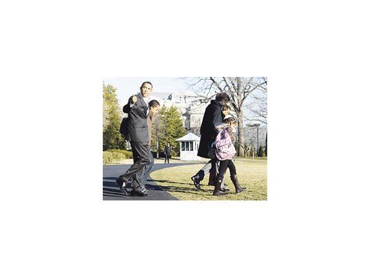 Barack Obama y su familia parten de la Casa Blanca el viernes pasado. El mandatario demócrata eligió ir a Chicago por el Día de San Valentín, contrariamente a George W. Bush, que prefería ambientes rurales para descansar.