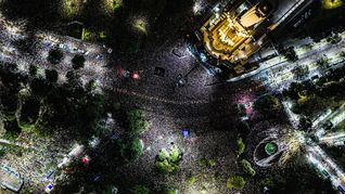 Rosario: más de 300 mil personas abrazaron a Fito Páez en un reencuentro histórico en el Monumento a la Bandera. Rosario: más de 300 mil personas abrazaron a Fito Páez en un reencuentro histórico en el Monumento a la Bandera.