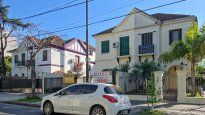 Casas tipo chalet con varios ambientes son protagonistas en este mini barrio del oeste porteño. Aquí viviendas sobre la Avenida Escalada.