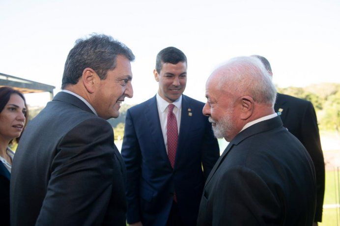 Massa entre los presidentes de la región: invitación a Brasil, Gasoducto, Hidrovía y Yaciretá.