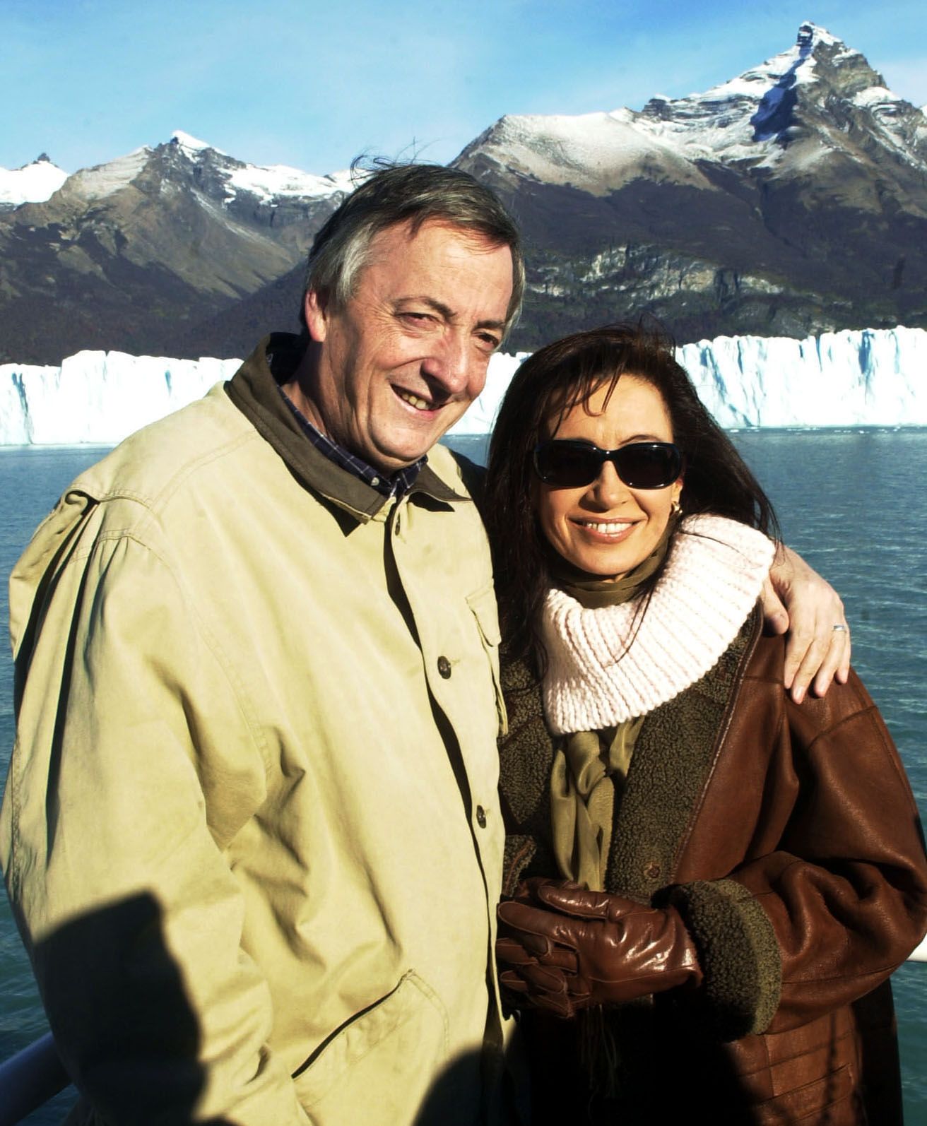 En 2003, apadrinado por el entonces presidente Eduardo Duhalde, lanza su candidatura presidencial. Cristina, ocupaba una banca en el Congreso.