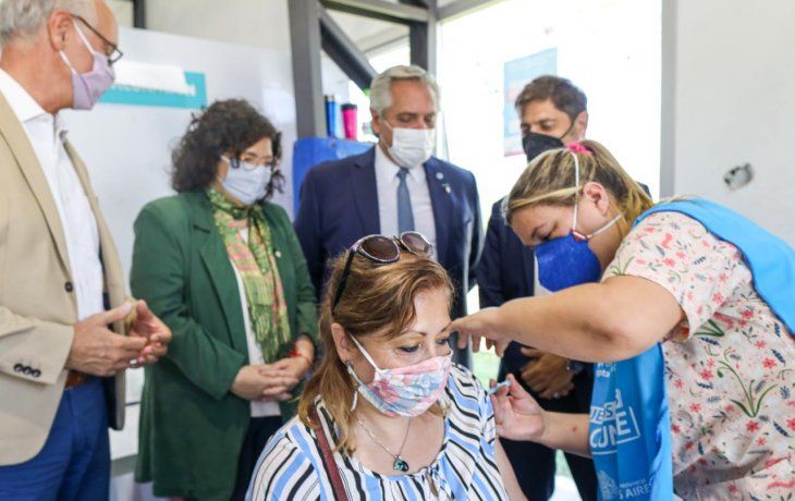 El presidente Alberto Fernández visitó un centro de vacunación en Avellaneda.
