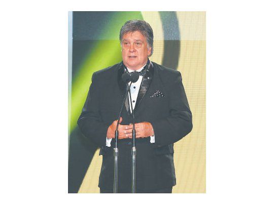 Luis Ventura, nuevo presidente de APTRA, abrió la ceremonia en el Hilton y justificó haber separado los Martín Fierro de televisión de los de la radio.