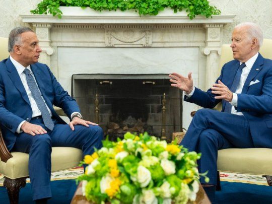 Mustafá al Kazimi junto a Joe Biden en la Casa Blanca. 