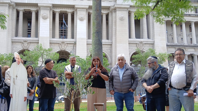 Palacio de Justicia. Frente a la Corte, la silueta e Imagen del Papa Francisco, Alejandro Salomón, Ignacio Bagattini, Miño, Julio Piumato, Damián Karo y Pajarito Cruces.