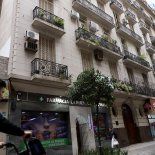 El histórico local de planta baja y el ingreso al edificio de estilo Beaux Arts francés forman parte de una de las cuadras más emblemáticas de la calle Esmeralda, tradicional circuito porteño de librerías anticuarias, mapas y primeras ediciones El histórico local de planta baja y el ingreso al edificio de estilo Beaux Arts francés forman parte de una de las cuadras más emblemáticas de la calle Esmeralda, tradicional circuito porteño de librerías anticuarias, mapas y primeras ediciones
