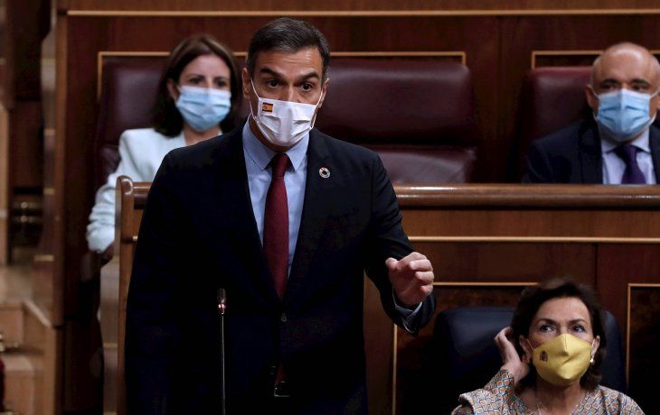El ejecutivo de Pedro S&aacute;nchez, de izquierda, y el de Isabel D&iacute;az Ayuso, conservador, han chocado desde el inicio de la pandemia.