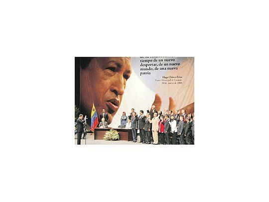 Hugo Chávez, ayer en Caracas al tomar juramento a su nuevo gabinete.