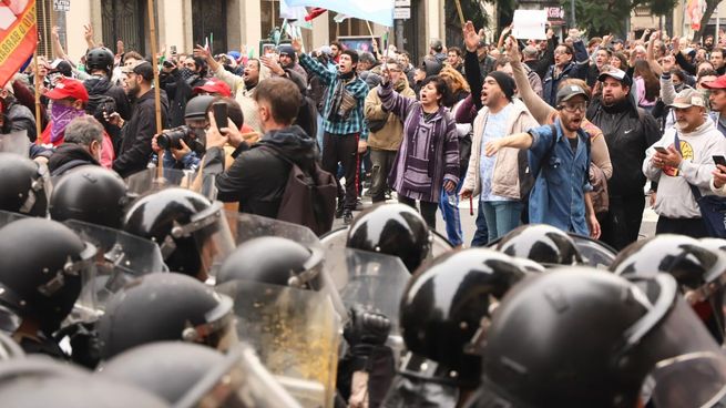 Represión en la protesta contra la ley Bases.