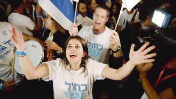 festejos e incertidumbre. Tanto los partidarios del general Benny Gantz como el premier Benjamín Netanyahu celebaron los resultados de ayer, pero la conformación de una mayoría parlamentaria exigirá un juego político fino.