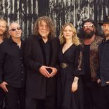 Robert Plant regresa a Buenos Aires con un show íntimo centrado en su nuevo álbum Saving Grace. Robert Plant regresa a Buenos Aires con un show íntimo centrado en su nuevo álbum Saving Grace.