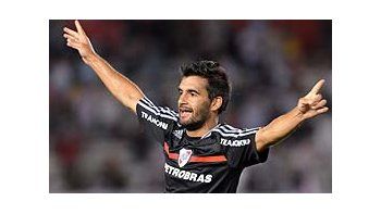 Paulo Ferrari festeja el segundo gol. River derrota a Huracán y se aleja de la Promoción.