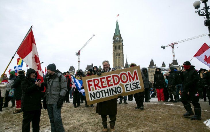 El gobierno de Canadá anuncia duras medidas contra el Convoy de la libertad