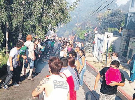 Durante la jornada de ayer se vivieron escenas de miedo en el Centro Cívico de la ciudad de Bariloche, que debió ser evacuado por un incendio en una casa abandonada que se extendió rápidamente por la presencia de fuertes vientos.