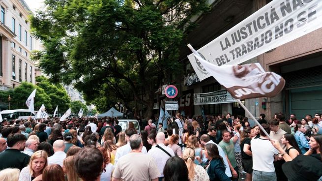 Los y las trabajadoras del fuero laboral nacional se movilizaron y tomaron la sede del edificio ubicado en el centro porteño.&nbsp;
