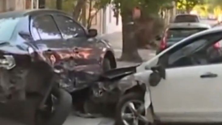Así quedó el auto tras impactar contra un vehículo estacionado en el barrio porteño de Flores. Así quedó el auto tras impactar contra un vehículo estacionado en el barrio porteño de Flores.