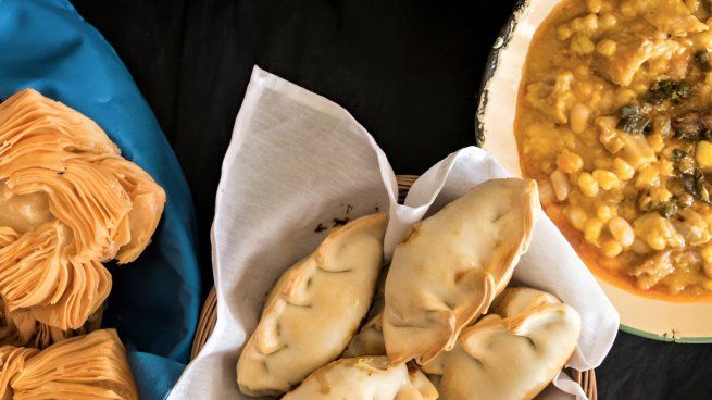 Restaurantes y bares de Buenos Aires preparan locro, empanadas y pastelitos para celebrar el 9 de Julio con espíritu patrio.