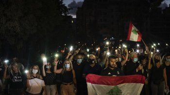 Miles de personas marcharon con velas el domingo a la noche en Beirut para homenajear a las v&iacute;ctimas de la explosi&oacute;n en el puerto.