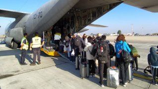Los argentinos repatriados embarcando hacia Roma.