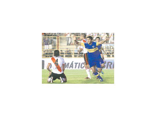 Nicolás Blandi festeja con todo, mientras Luciano Vella se lamenta. Boca se quedó con el primer superclásico del verano, ante un River que jugó 65 minutos con un hombre menos.