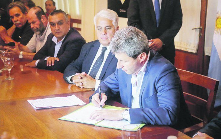 AVAL. Sergio Uñac encabezó el lanzamiento del plan de asistencia junto a representantes de las bodegas.