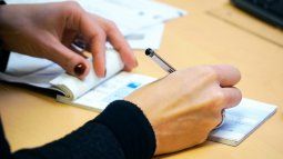 Lo que pocos saben es que los cheques y echeqs se pueden depositar directamente en la cuenta comitente de una ALyC, y esa acreditación está exenta del impuesto.