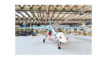 ámbito.com | Única unidad del IA 63 Pampa III que ya fue expuesta. Será la única aeronave que, por ahora, la Fábrica Argentina de Aviones podrá entregarle a la Fuerza Aérea que lo destinará a entrenamiento de combate.