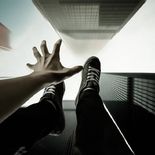 La sensación de caída suele aparecer en fases del sueño profundo y puede despertar al cuerpo de forma brusca. La sensación de caída suele aparecer en fases del sueño profundo y puede despertar al cuerpo de forma brusca.