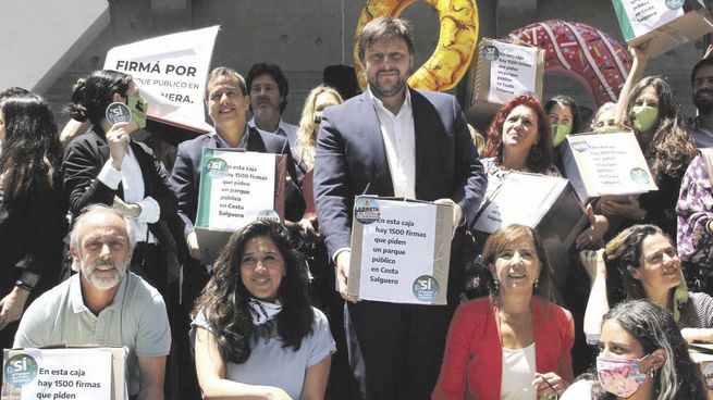 popular. Mariano Recalde y Leandro Santoro en la Legislatura, ayer.