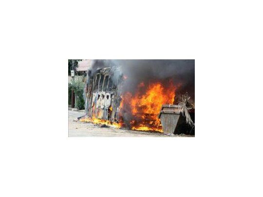 Los atacantes fuertemente armados, algunos de ellos con fusiles, bloquearon vías importantes, asaltaron a los ocupantes de los vehículos y le prendieron fuego a los automóviles en medio de la calle.