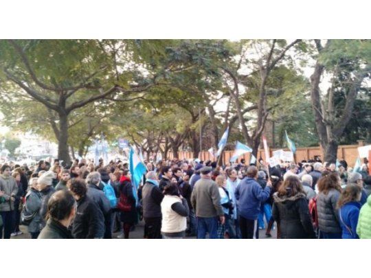 Clubes de barrio se movilizaron a la Quinta de Olivos contra el tarifazo