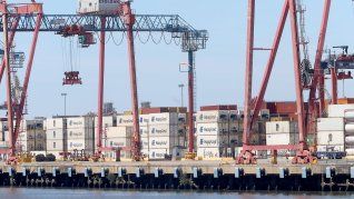 Tanto las exportaciones como las importaciones crecieron fuerte el año pasado. Tanto las exportaciones como las importaciones crecieron fuerte el año pasado.