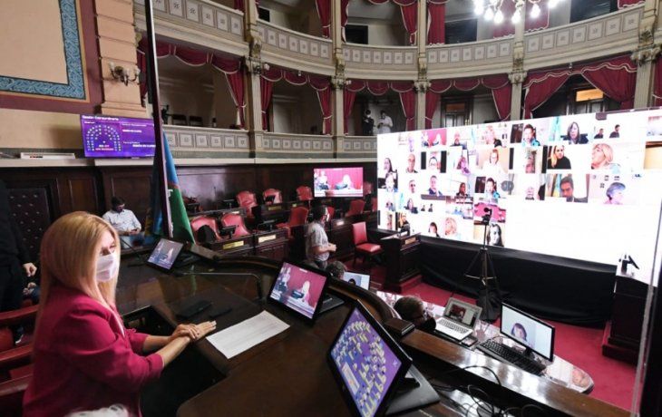 Tras superar contratiempos, inició la sesión en el Senado.
