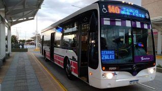 El servicio de colectivos y trenes se verá paralizado por la adhesión al paro de la CGT. El servicio de colectivos y trenes se verá paralizado por la adhesión al paro de la CGT.