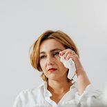 El ojo seco puede interferir en actividades cotidianas como leer, trabajar frente a pantallas, manejar o incluso permanecer en ambientes climatizados. El ojo seco puede interferir en actividades cotidianas como leer, trabajar frente a pantallas, manejar o incluso permanecer en ambientes climatizados.