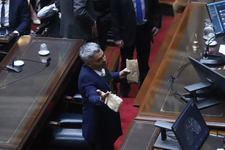 Esteban Paulón irrumpió en el recinto con pochoclos en la previa de la sesión en Diputados.