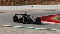 El Cadillac de Checo Pérez en acción en Montmeló. El mexicano se despistó, pero mejoró el tiempo del equipo, aunque está muy lejos de los Mercedes.