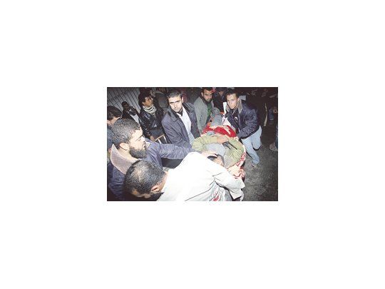 Uno de los palestinos heridos tras un bombardeo israelí en Gaza, lanzado contra una base del grupo terrorista Hamás, es trasladado a un hospital. Regresó la tensión a esa frontera caliente.