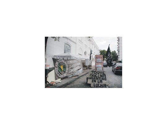 En la calle Balcarce hace 193 días que familias se manifiestan y acampan por una solución habitacional.