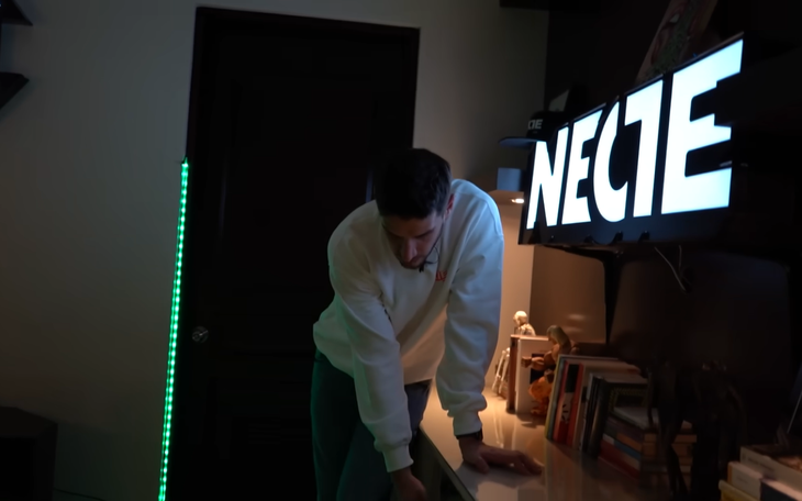 La mansión de Adrián Marcelo incluye un cuarto de streaming profesional desde donde produce el contenido que le genera más de un millón de pesos al mes. La mansión de Adrián Marcelo incluye un cuarto de streaming profesional desde donde produce el contenido que le genera más de un millón de pesos al mes.