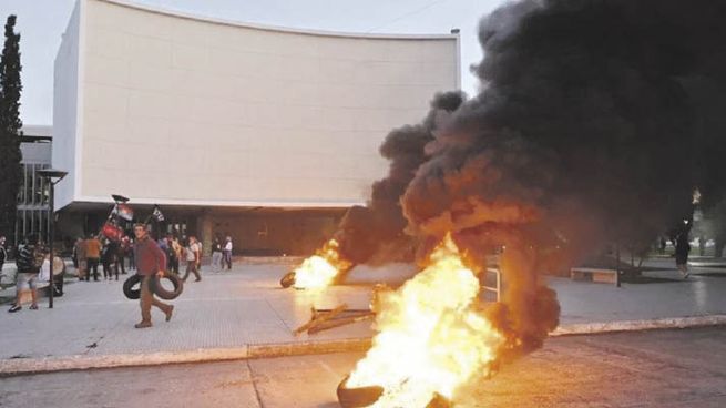 reacción. Los violentos incidentes que se produjeron durante varios días en la provincia obligaron al gobierno de Mariano Arcioni a derogar la norma que habilitaba la rezonificación minera en Chubut.