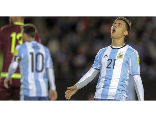 Dybala se lamenta por una ocasión perdida. Atrás suyo, de espaldas e inconexo se encuentra Messi. La sociedad que más esperanzaba a la Selección parece desvanecerse antes de nacer.