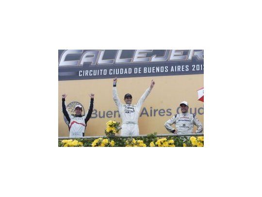 El primer podio del Súper TC 2000 festeja en el callejero de Buenos Aires.